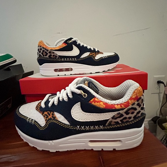 Nikes - Picture 2 of 10